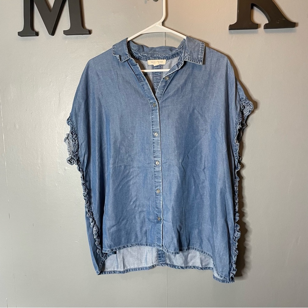BeachLunchLounge Blue Denim Button-Up short sleeve shirt size med